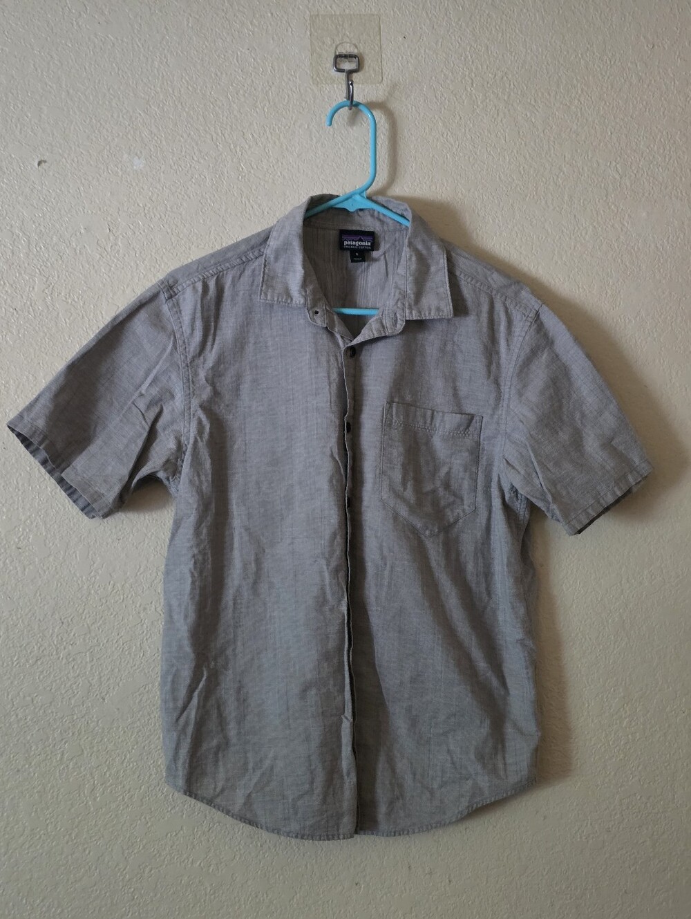 Patagonia Men’s Short-Sleeve Button-Down Shirt in Light Gray Size S.